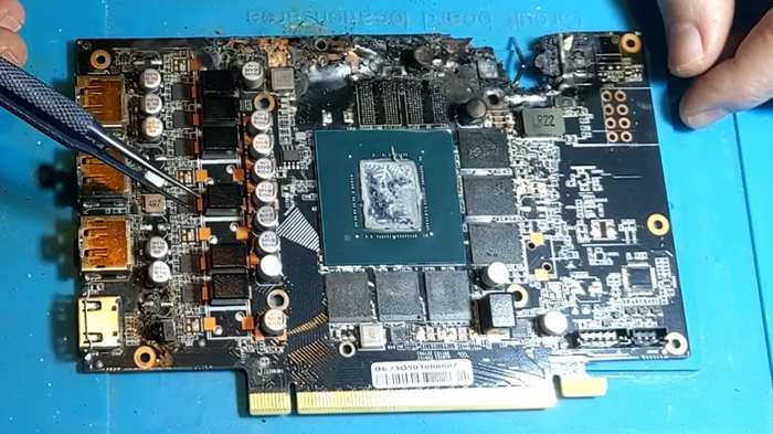 RTX 4070 顯示卡遭嚴重燒毀，原因是用了不合格的電源供應器