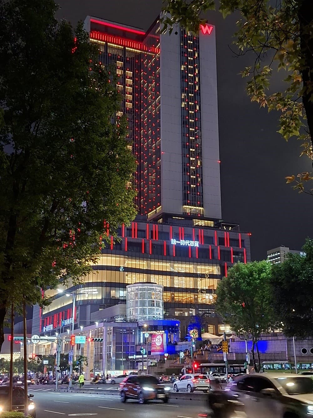 夜拍時 2x 變焦表現還不錯，在 HDR 演算下招牌和燈飾都不會過曝過亮。