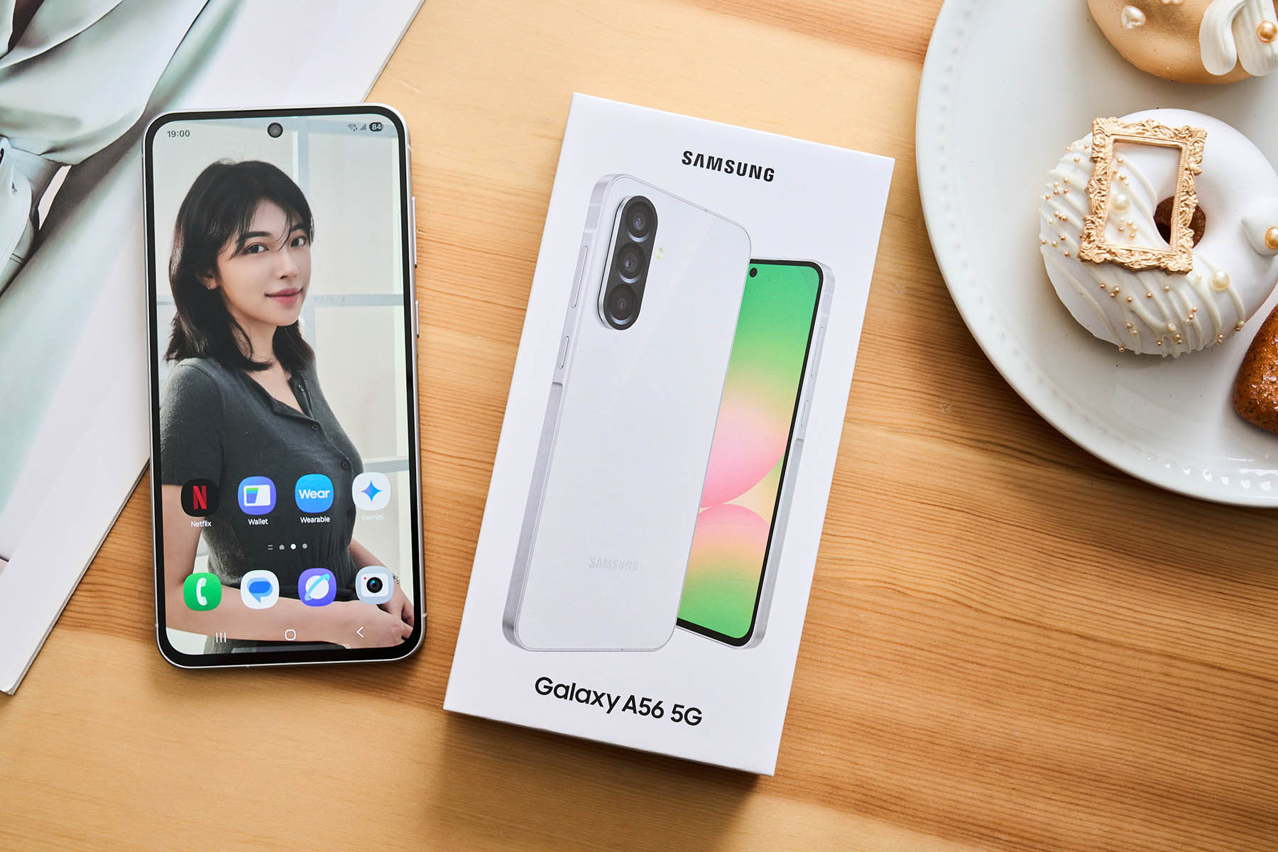 外盒印有 Galaxy A56 精美外觀圖，且印刷的色調與機身實際顏色一致，盒內附有 USB-C 充電線，退卡針和說明書。