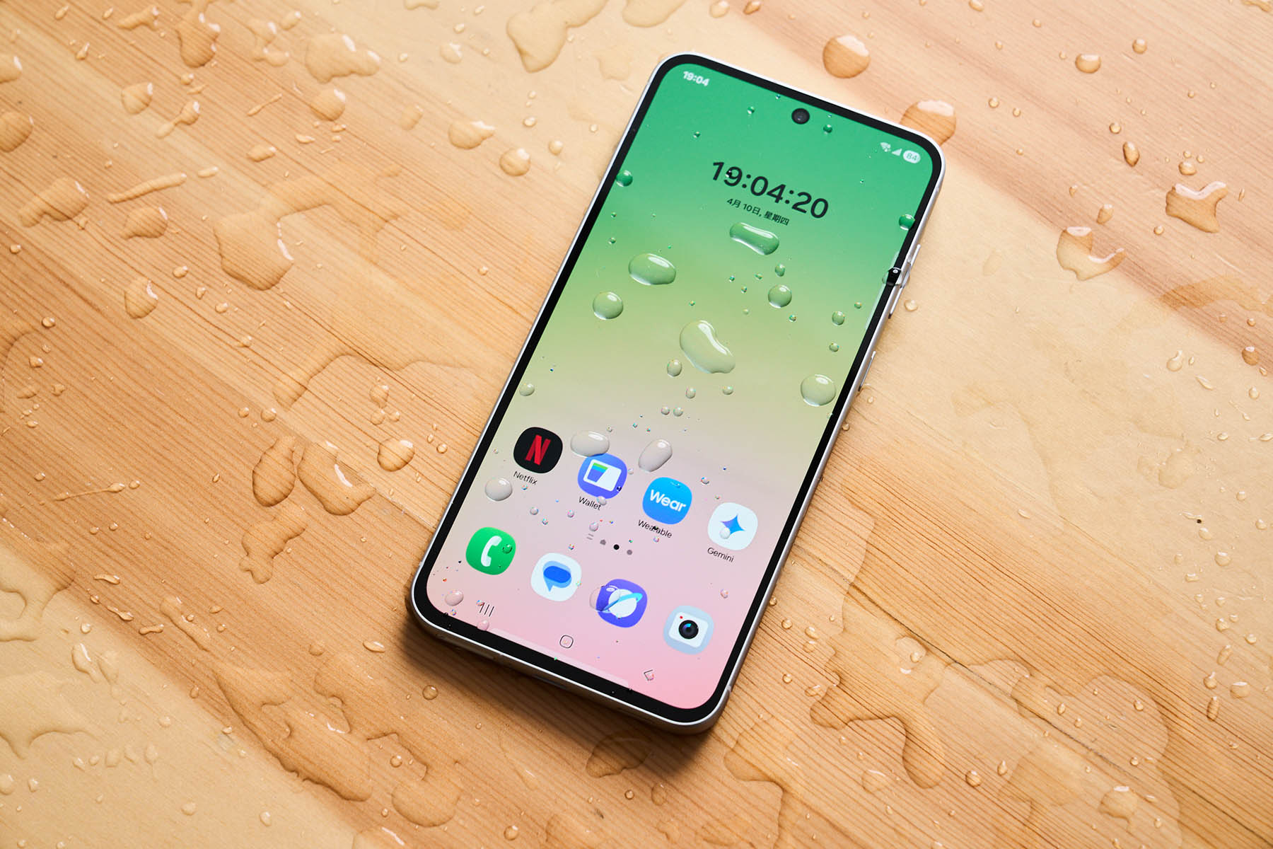 全機具備 IP67 防塵防水，日常使用時完全不用擔心手機進水造成故障。