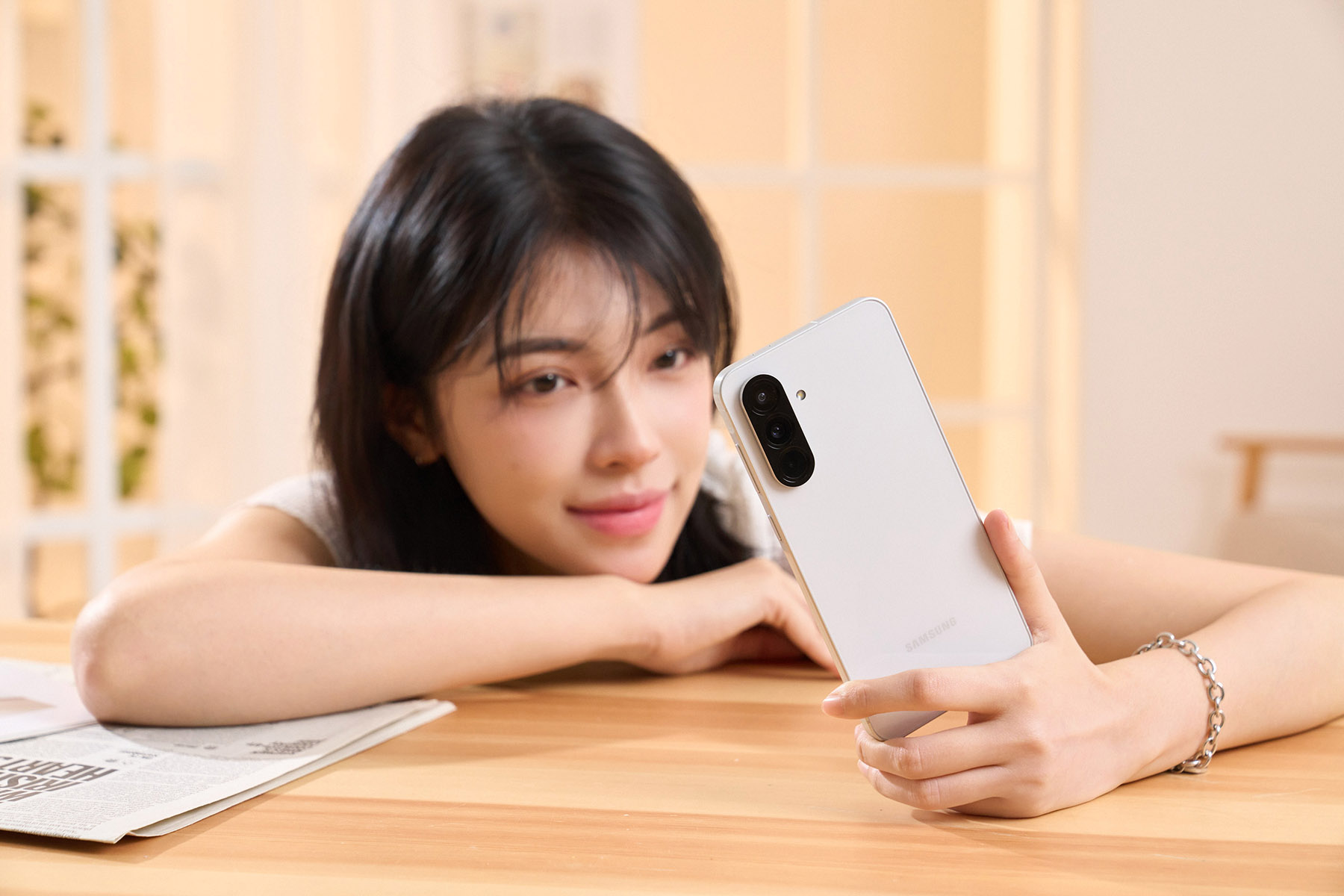 Samsung Galaxy A56 5G 評測：拍得美、玩得順、用得久，新世代中階 AI 手機首選！