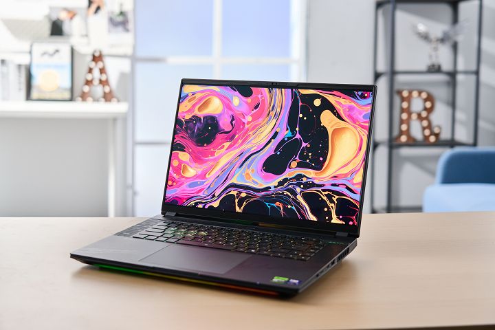 16 吋螢幕具備 2560×1600 解析度，支援 100% DCI-P3 色域。