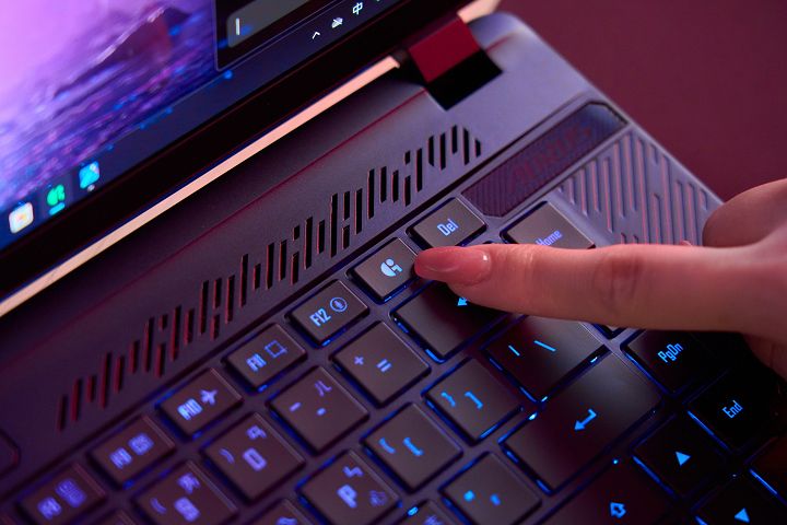 位在 F12 鍵旁的「GiMATE」鍵，可以啟動 GiMATE 應用程式，這是技嘉為旗下筆電新增的 AI 助理。