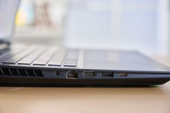 機身左側則配備了電源孔、RJ-45 網路孔、HDMI 2.1、USB 3.2 Gen2 Type-A 和 Thunderbolt 5（支援 DP 2.1 和 PD 3.0 充電）。