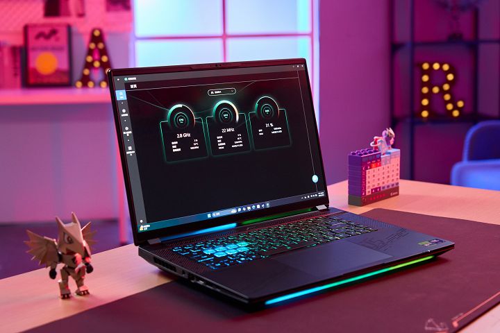 GiMATE 的首頁顯示即時監控資訊，像是 CPU、GPU、RAM 的時脈、使用率、溫度與風扇轉速等狀況，讓用戶隨時掌握筆電的運行狀態。