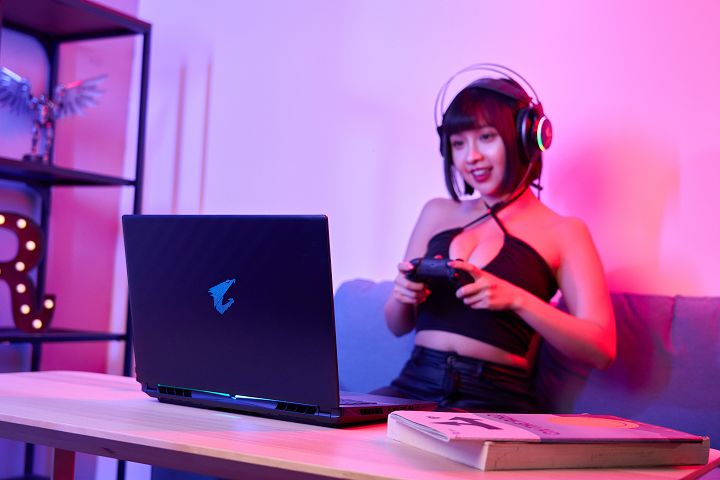 AORUS MASTER 16 評測：全方位頂級戰力筆電，效能、AI 與設計一次到位