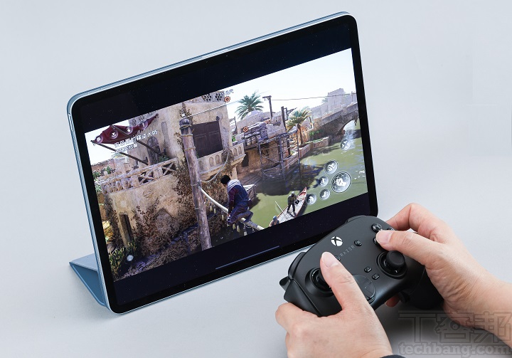 如果是 13 吋 iPad Air M3，在玩遊戲時，搭載遊戲手把會有更好的遊戲體驗。