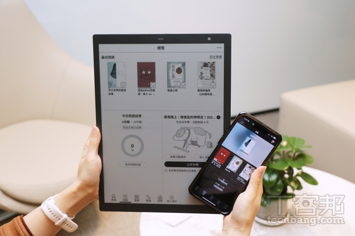 各大電子書城廠商皆有為 iOS、Android 行動裝置推出專屬 App，方便跨裝置看書，另外電子書平台旗下的閱讀器會因作業系統的不同，而只能看自家平台內容的情況。