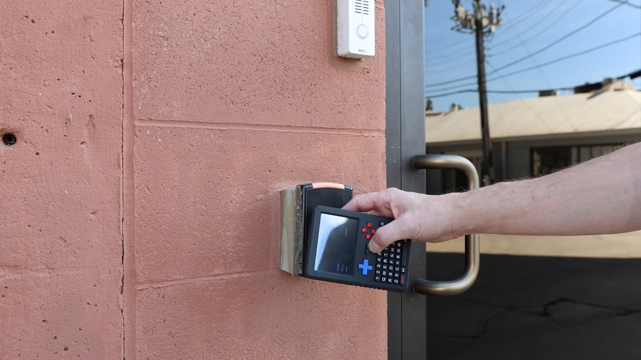 也可以透過RFID / NCF功能拷貝門禁卡。
