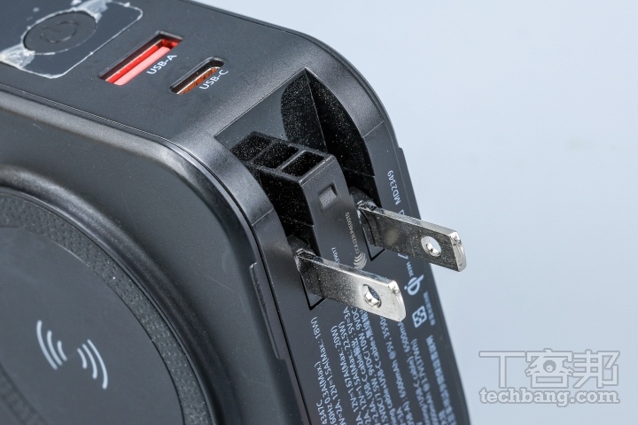 有些行動電源直接內建插頭，可以當作充電器使用。