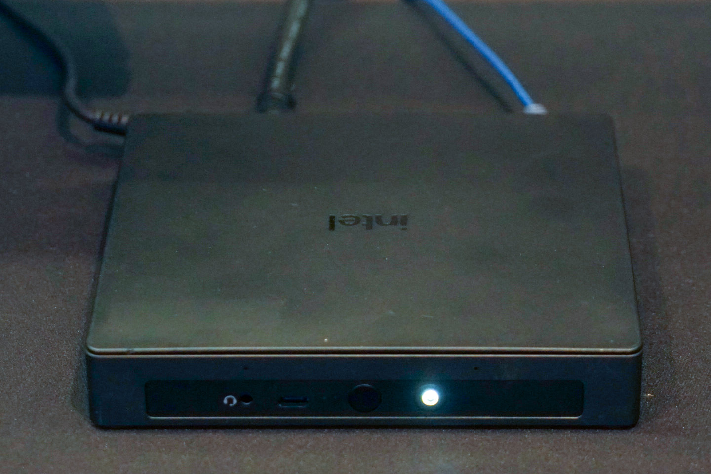 Intel也帶來外型有如NUC迷你電腦的Panther Lake開發套件。