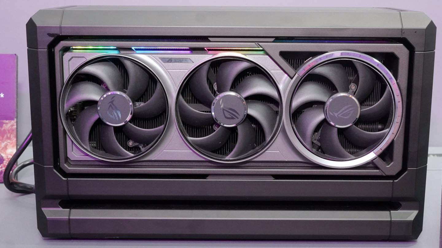 XIKII INDUSTRY FF04機殼能夠搭配ROG Astral GeForce RTX 5080 OC Edition使用。