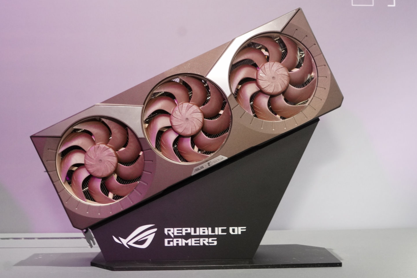 GeForce RTX 5080 16GB GDDR7 Noctua OC Edition搭配3組Noctua NF-A12x25 G2 120mm風扇，帶來更強勁的散熱效果。