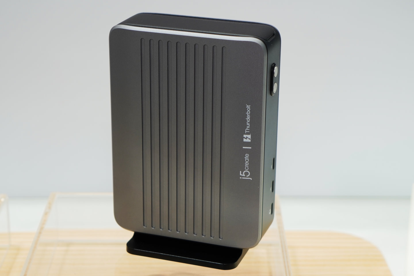 Thunderbolt 5 Docking Station擴充底座採用金屬材料外殼，搭配頻寬高達120Gbps的Thunderbolt 5介面，並搭載MXM介面顯示晶片。