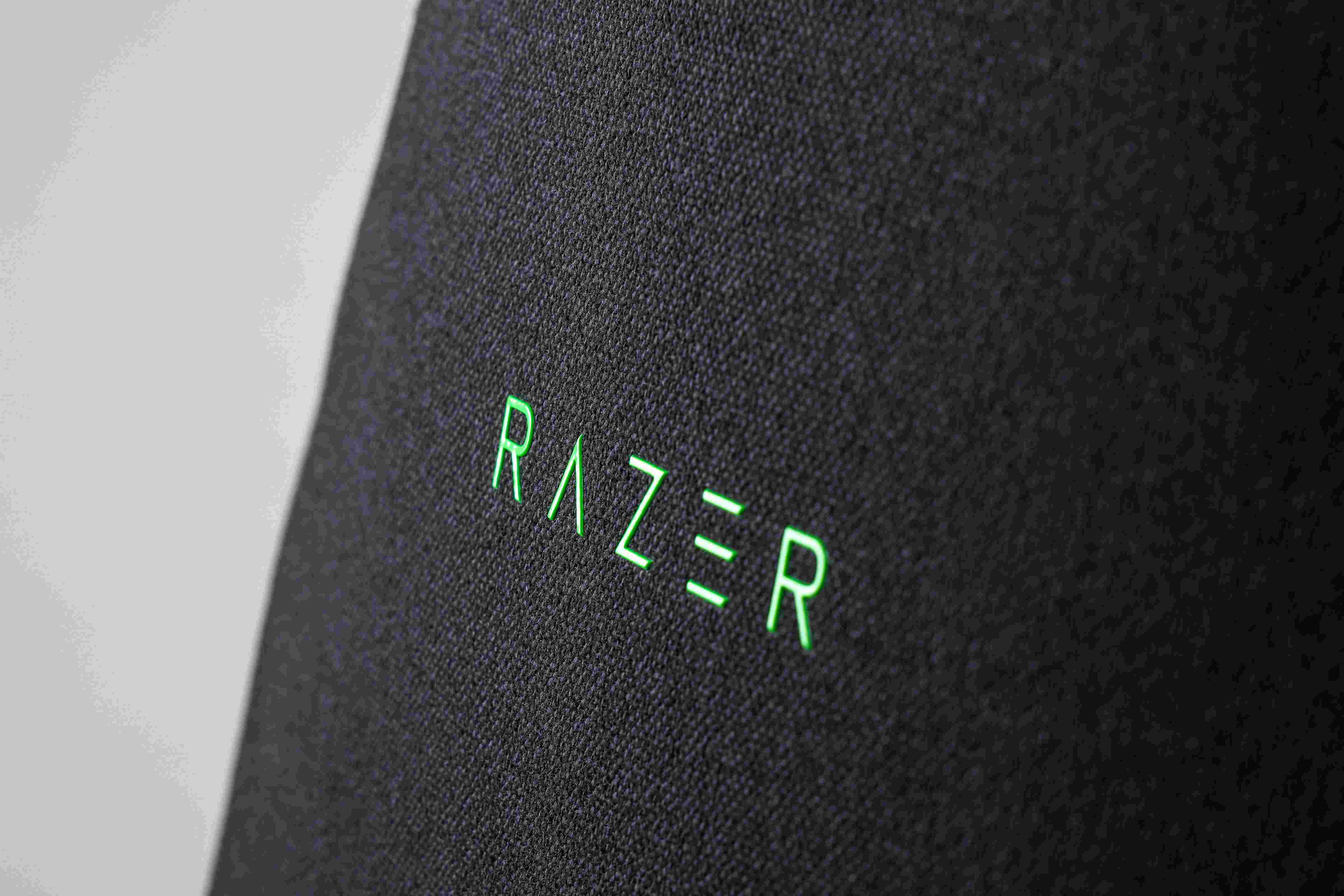 在 Razer Iskur V2 X 背面，還是有綠色 Razer，黑色加亮綠色的搭配，相當 Razer 的風格。