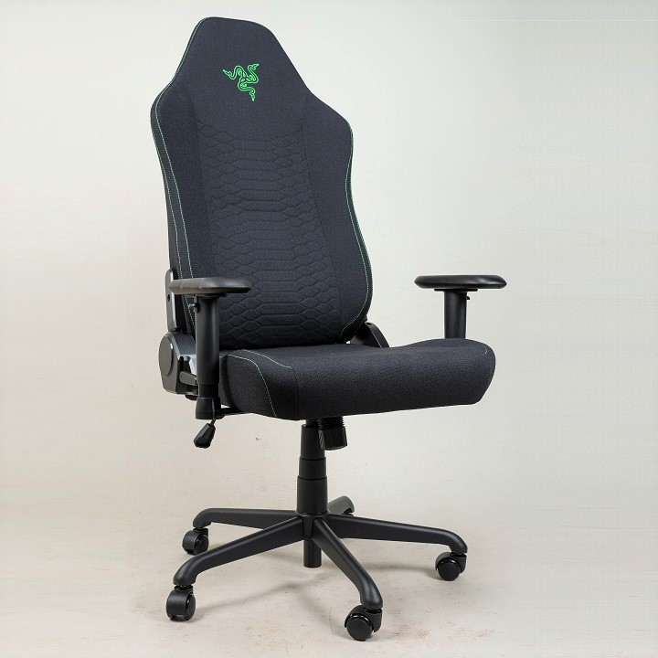 Razer Iskur V2 X 維持桶型賽車椅外型。