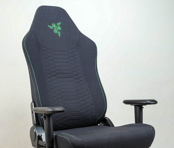 由 Razer Iskur V2 X 的側面來看，可發現椅面邊緣縮減，沒有 Iskur V2 的厚實感，但也加寬了乘坐的寬度。