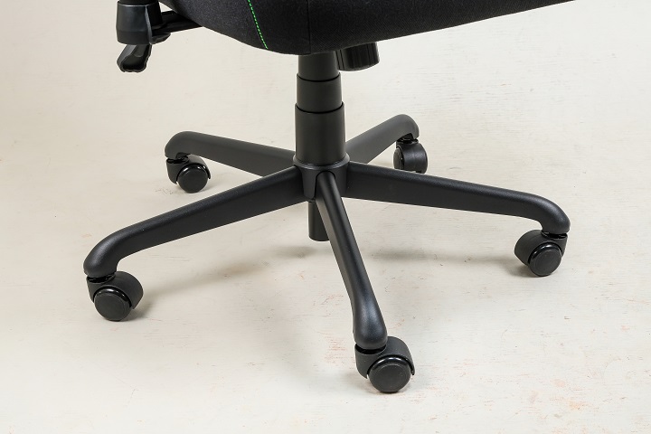 在推動 Razer Iskur V2 X 時，可感受到輪子的阻尼感，不是輕輕一堆就滑動的設計。