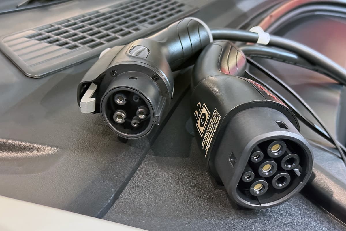 充電槍接頭提供 Type 1、Type 2 兩種規格供選擇，在購買時就必須先確定要選擇的規格