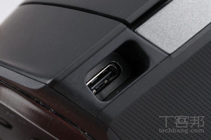 連接埠採用 USB-C 接口，支援充電與有線連接雙功能。