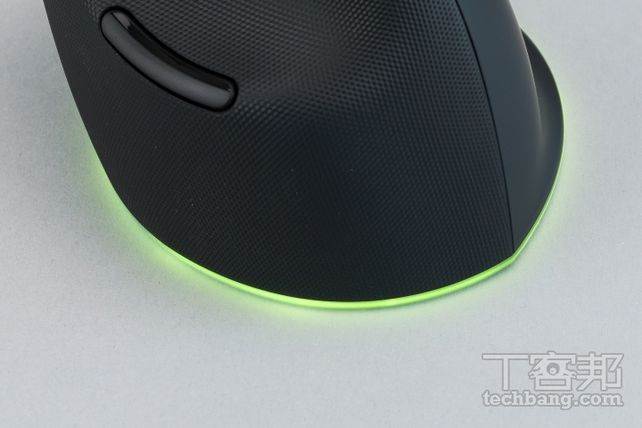 RGB 燈條採環繞式設計， 支援 Razer CHROMA 燈光自訂。