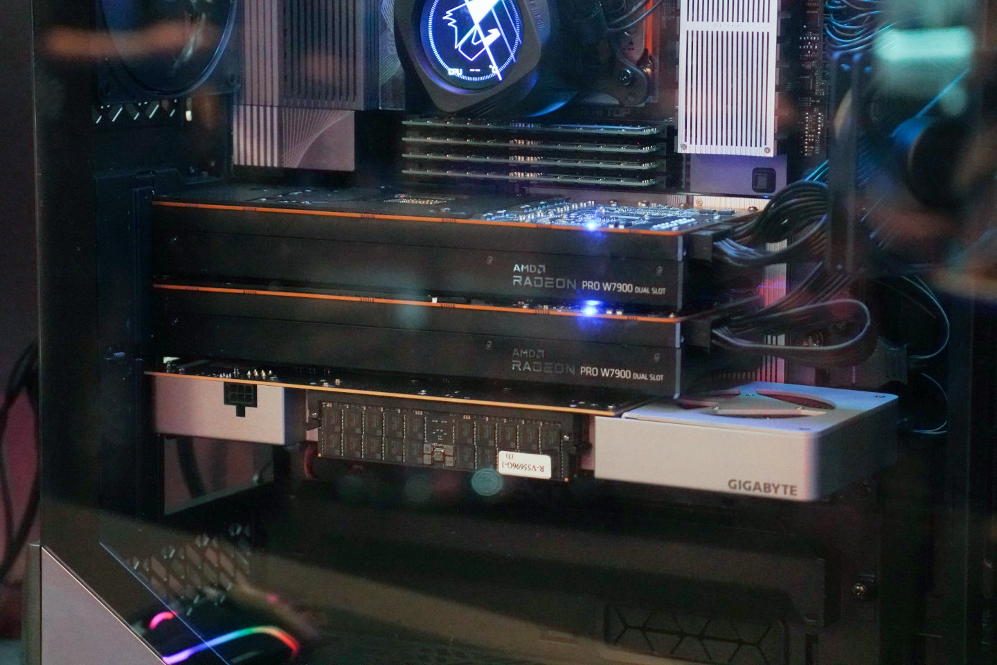 AI TOP CXL R5X4擴充卡採用CXL協定，提供4組DDR5 RDIMM插槽，最高能夠擴充384 GB記憶體。