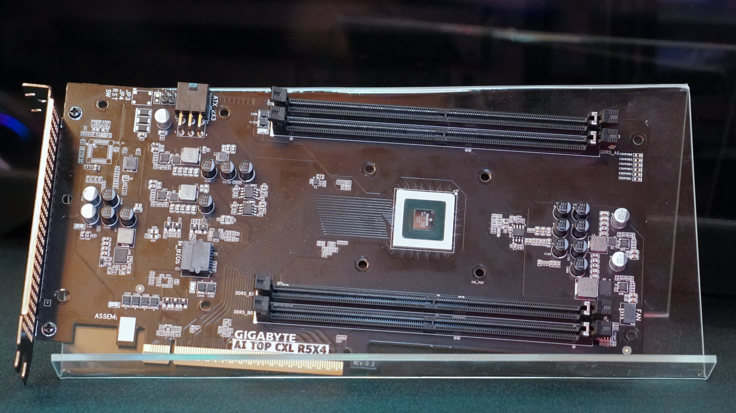 AI TOP CXL R5X4採用PCIe Gen 5x16匯流排與主機板連接，處理器透過CXL協定存取安裝於擴充卡的記憶體。