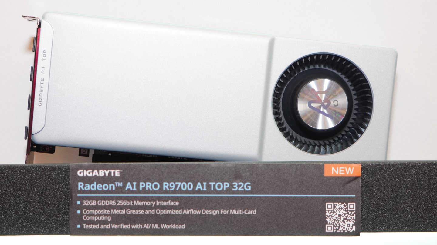 Radeon AI Pro R9700AI TOP 32G運算卡採用AMD Radeon AI PRO R9700 GPU。