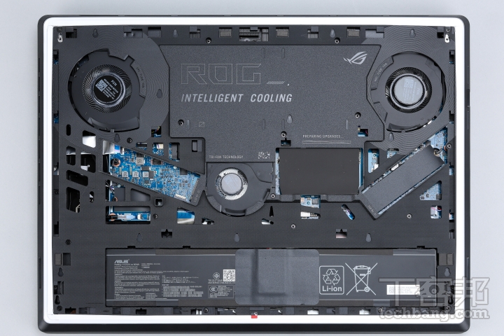 要發揮 RTX 50 系列的最大效能，多數廠商都採用新的散熱設計，如 ROG Strix SCAR 18（G835）的 ROG Intelligent Cooling 以全覆蓋式均溫板、三層式散熱器設計、三風扇，及 CPU 與 GPU 上的液態金屬。