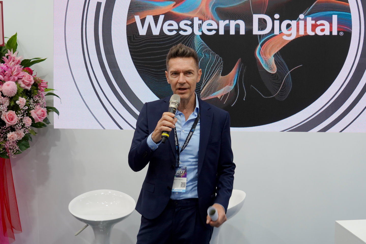 Western Digital亞太地區和日本行銷銷售副總裁Stefan Mandl在導覽活動中說明產品。