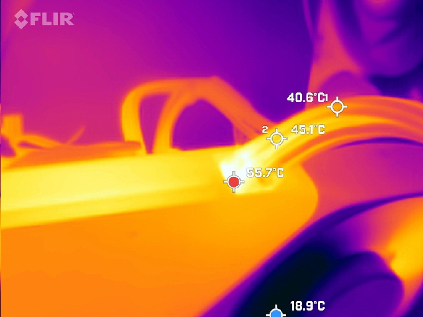 測試過程 12V-2×6 線材接頭處溫度大約 55.7 °C。