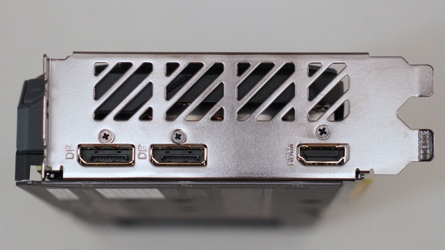 影音輸出端子部分提供2組DisplayPort與1組HDMI。