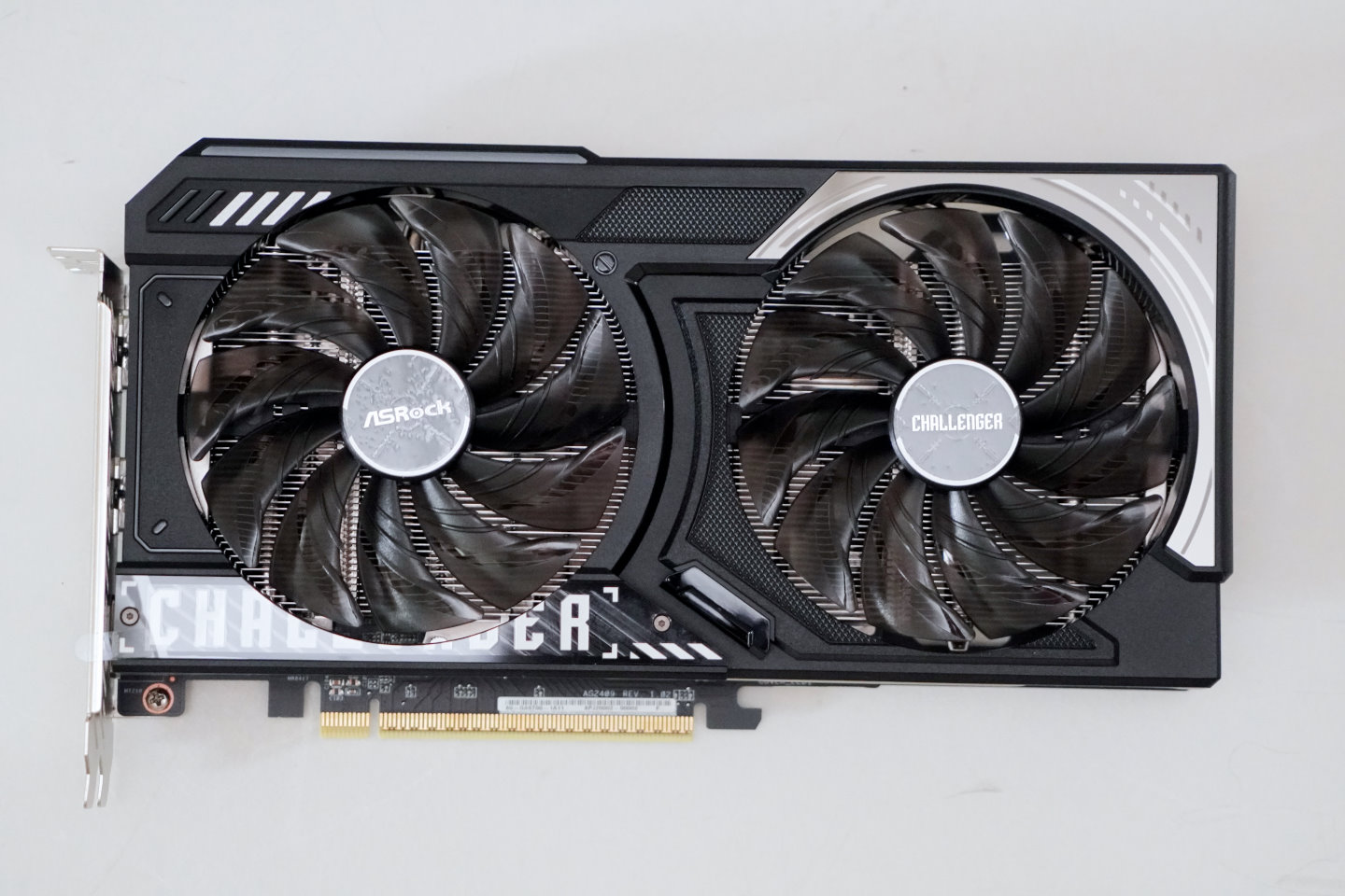 ASRock的Challenger系列則採用2風扇散熱方案。