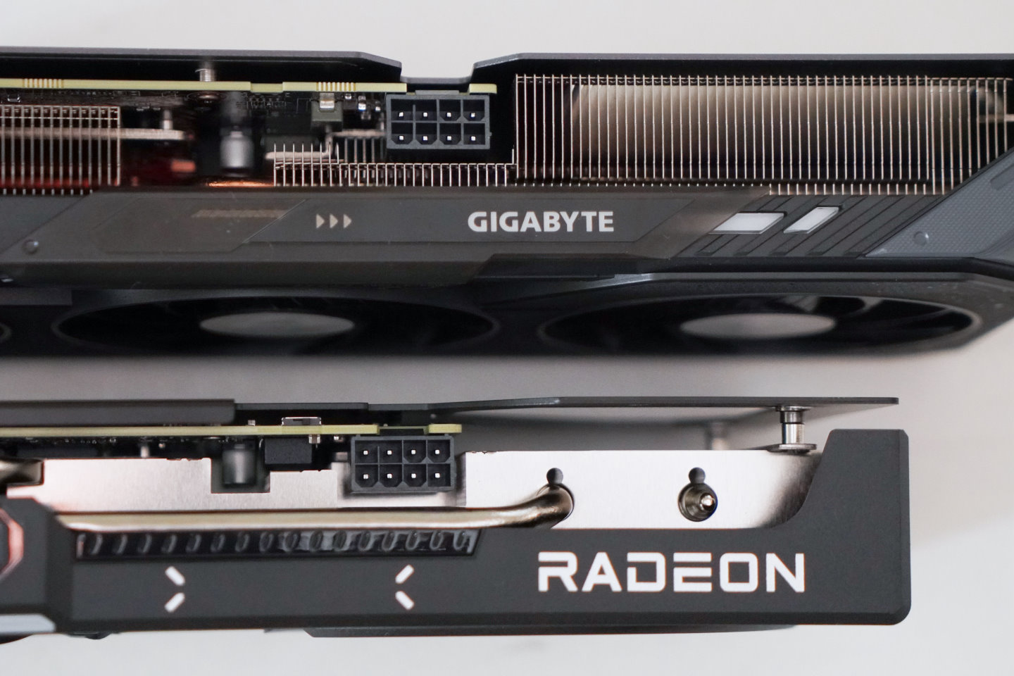 這2張顯示卡都使用1組PCIe 8-Pin電源輸入端子。