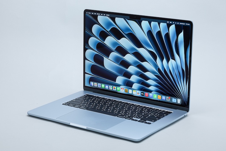 15 吋 MacBook Air 即使螢幕來到 15.3 吋，但機身還是相機薄，且機身配重相當好，拿在手上時會感受到機身紮實、配重平均，即使少了貼身攜帶的機動性，但仍保有方便的移動性。