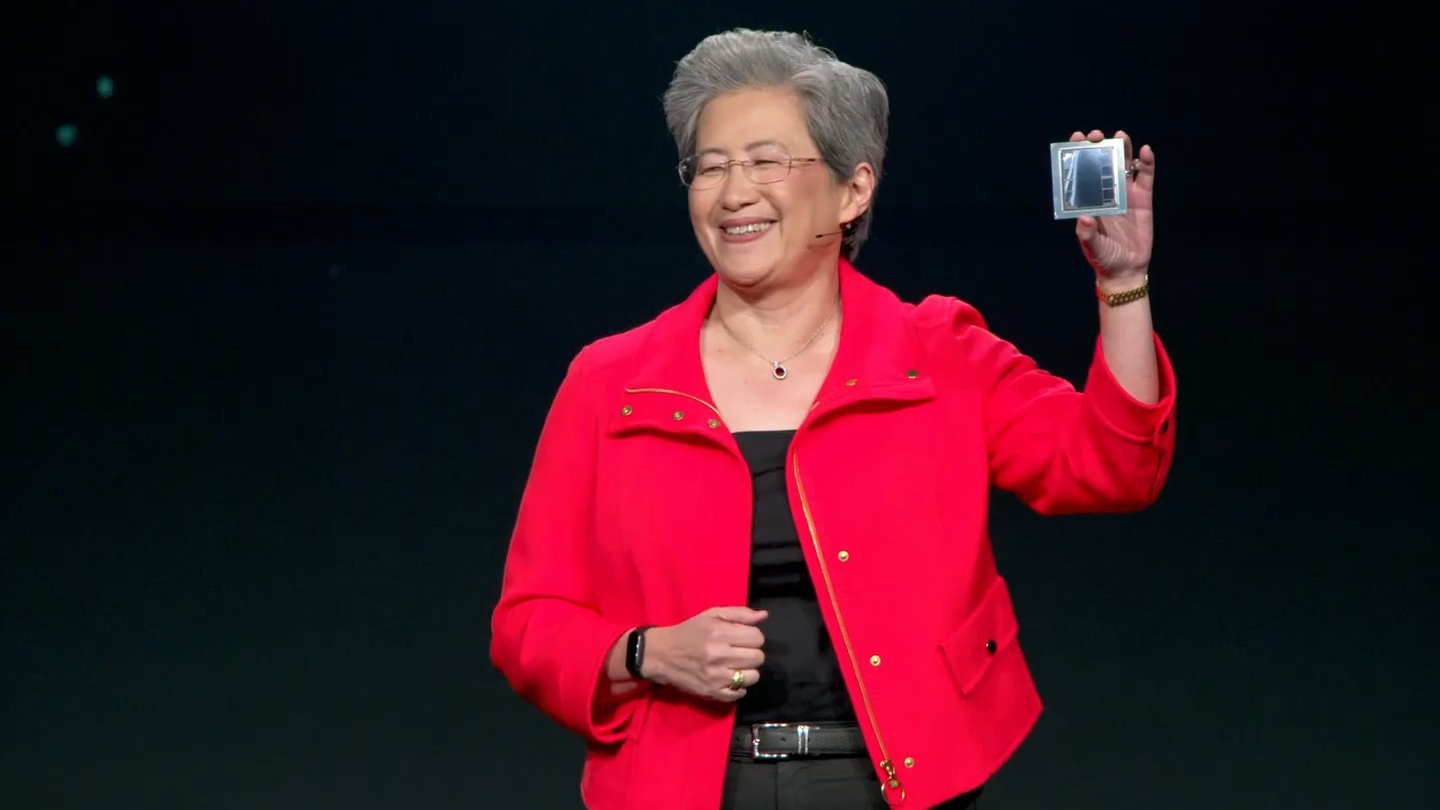 AMD執行長蘇姿丰於Advancing AI 2025大會展示Instinct MI350 GPU晶片。