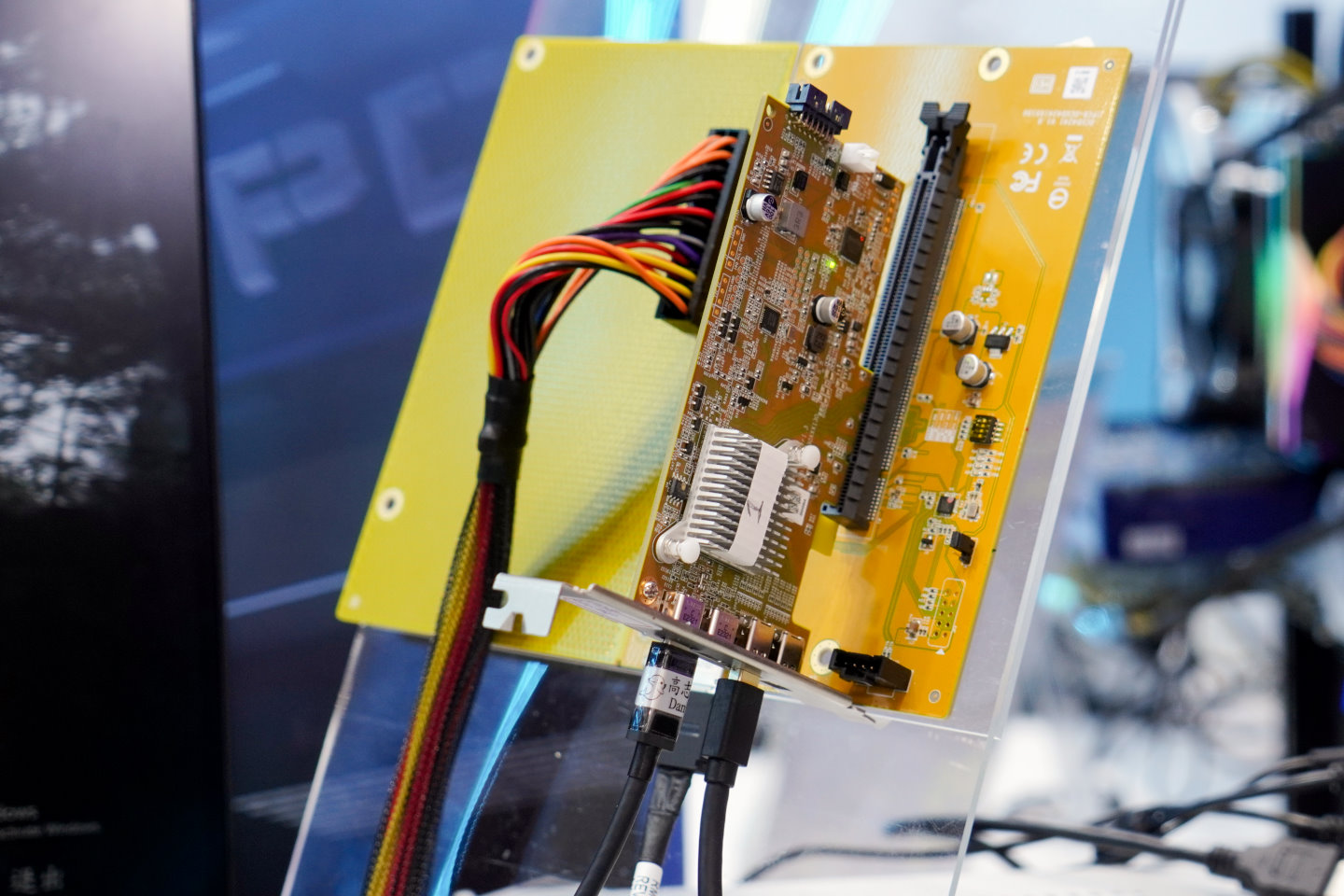 OCUD4241則是OCuLink的擴充母板，它採用Mini-ITX尺寸，提供1組PCIe Gen 4x16插槽以及ATX 24 Pin電源端子。