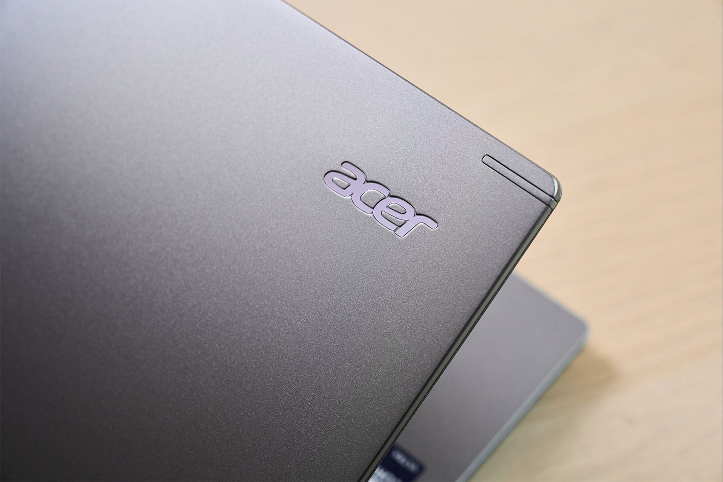 上蓋右上角的 Acer Logo 以蝕刻手法表現，低調又不失質感，與整機風格相得益彰。