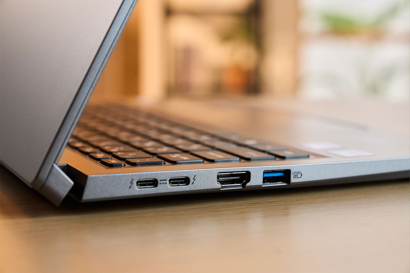 機身左側配備兩組 USB Type-C 形式的 Thunderbolt 4 埠、一組 HDMI 2.1 埠，以及一組支援關機充電的 USB 3.2 Gen2 Type-A 埠，滿足多元連接與充電需求。