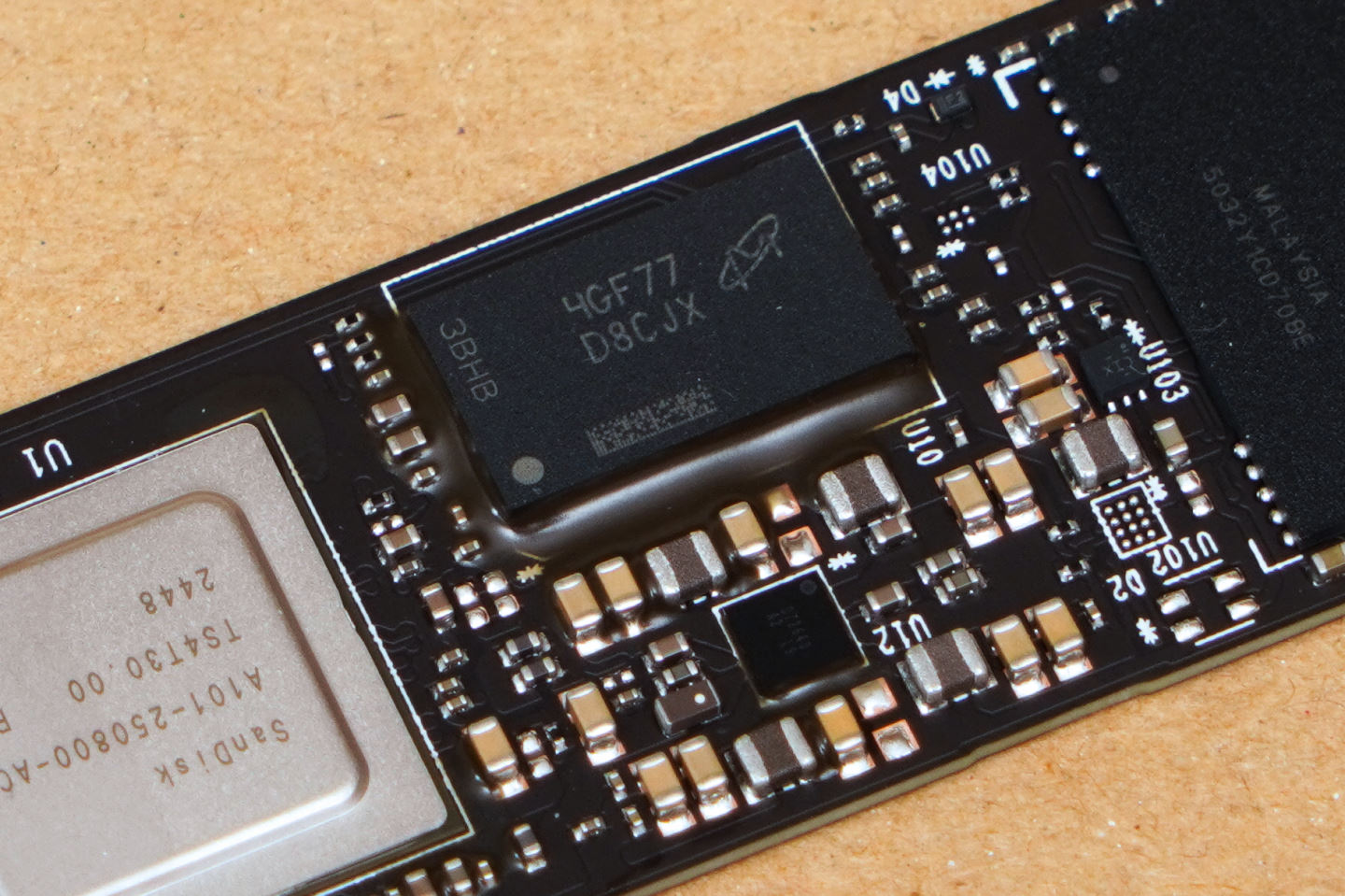 它也搭載Micron 2GB LPDDR4緩衝記憶體，顆粒打印為4GF77 D8CJX。