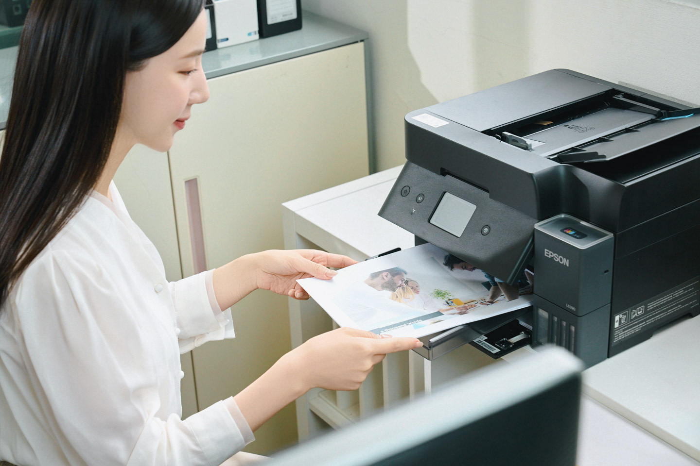 Epson L6390 的列印效能有明顯的升級幅度，不僅單組墨水的列印量大大提升，主機本體的設計也同步優化，使耐用度獲得強化，整體總列印量可達 10 萬張，展現出色的穩定性與長期使用效益，特別適合重度列印需求的商用環境。
