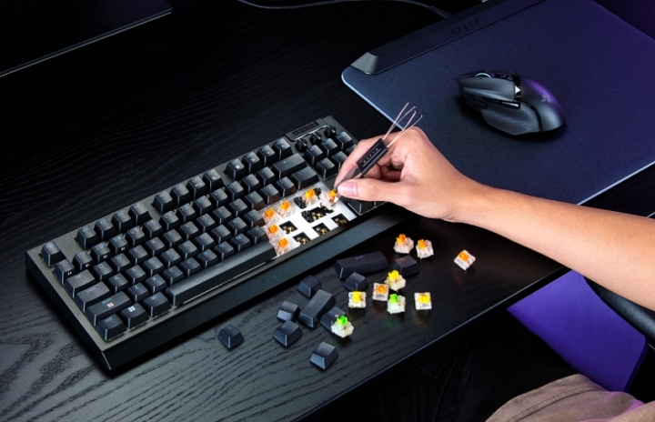 Razer BlackWidow V4 TKL HyperSpeed 無線電競鍵盤，支援軸體熱插拔、售價 5,690 元
