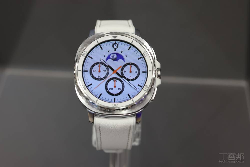 Galaxy Watch8 Classic 則保留實體旋轉錶圈，並針對重視手錶質感與實用性的使用者打造。