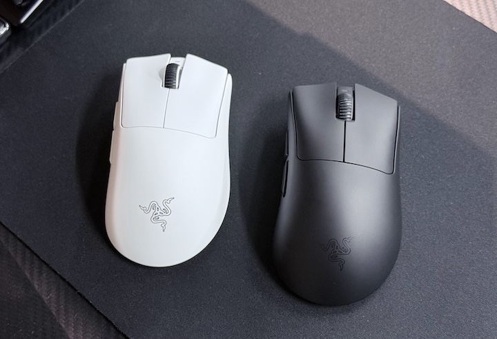Razer DeathAdder V4 Pro 推出黑白兩色，結構進行重新設計，比前代更輕，黑色為 56 克，白色則為 57 克。