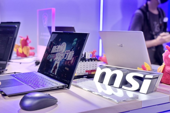 在模擬現代辦公場景中，玩家可親手操作 MSI AI 商務筆電，透過智慧引擎自動調整效能，展現其在行動工作、創作與簡報上的應用價值。