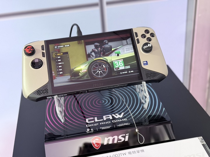 MSI Claw 8 AI+ 極地風暴限定版，螢幕為 8 吋、120Hz 更新率，並搭載 Intel Core Ultra 7 處理器與 80Wh 電池，具備持久續航力與操控性。