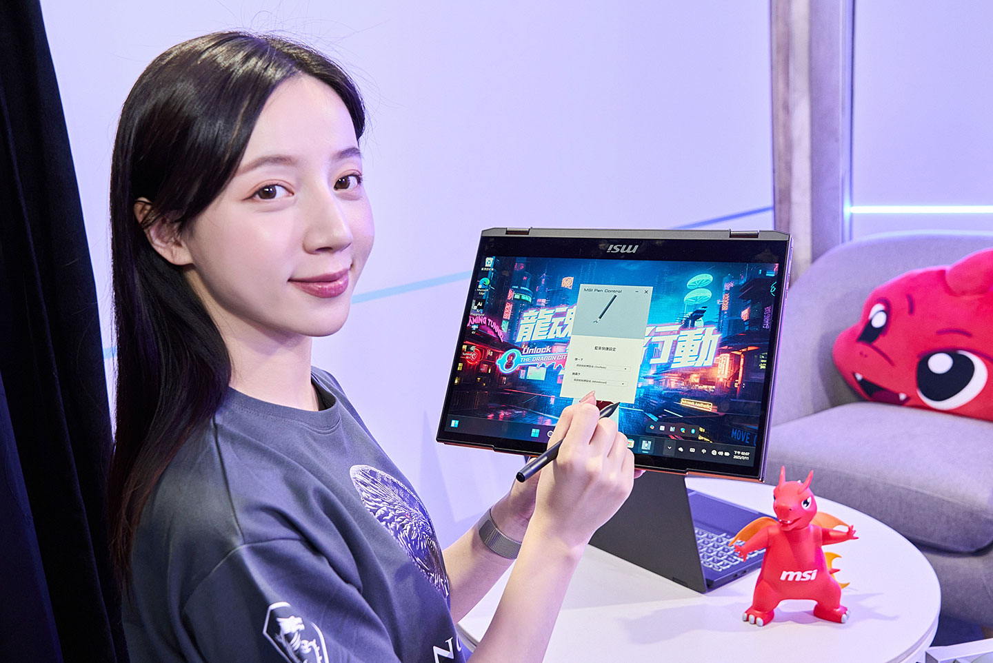 Summit 13 AI+ Evo 也能支援 MSI Pen2 多功能觸控簡報筆，除了順暢的數位書寫體驗，石墨筆尖也能在一般紙張上使用。