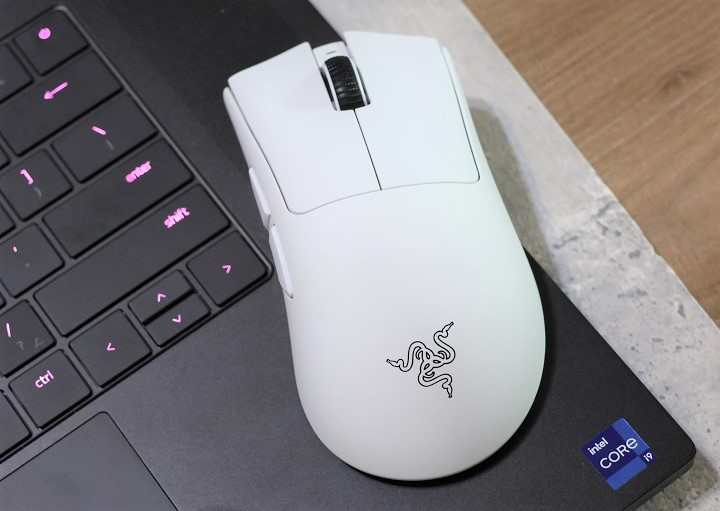 Razer DeathAdder V4 Pro 推出黑白兩色，結構進行重新設計，比前代更輕，黑色為 56 克，此款白色則為 57 克。