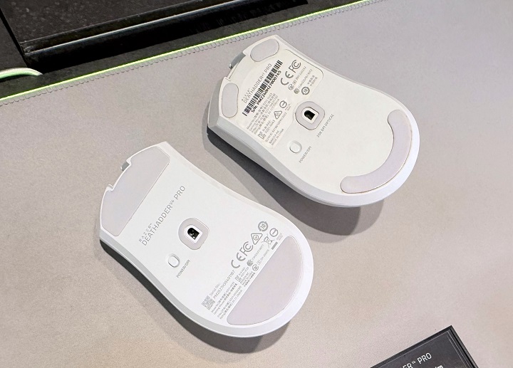 DeathAdder V4 Pro（下） 底部配置更大尺寸的 PTFE 滑鼠腳，前代 DeathAdder V3 Pro（上）則像是微笑的設計，其實還蠻可愛。