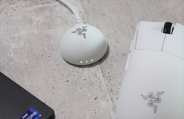在接收器前方還有三顆 LED 指示燈，可依照不同顏色顯示滑鼠目前的狀況，包括電池電量、連線品質、輪詢率…等。